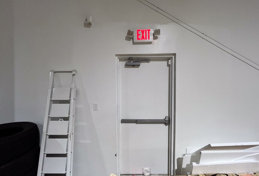 More Photos Of 16210 Clay Rd, Houston Auto Repair For Lease