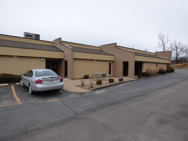 More Photos Of 8-20 Worthington Access Dr, Maryland Heights Flex For Lease