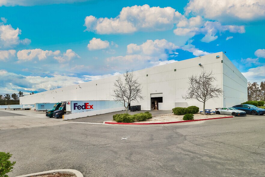 More Photos Of 28104-28144 Witherspoon Pky, Valencia Warehouse For Lease