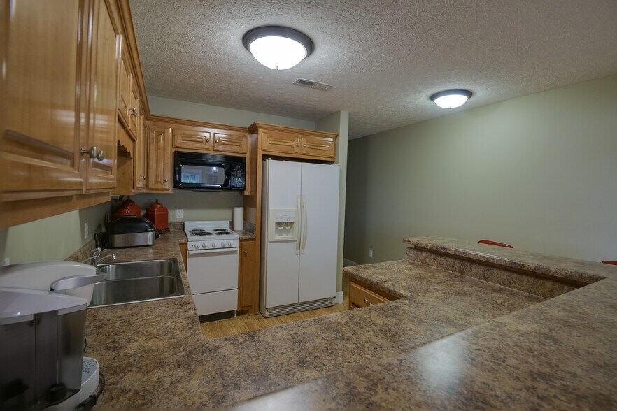 More Photos Of 2533 Highway 41A S, Shelbyville Showroom For Sale