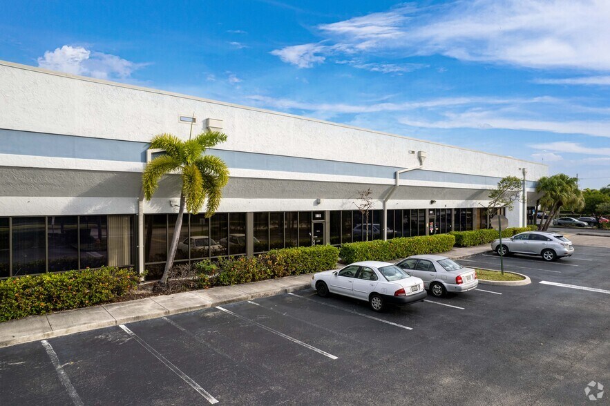 More Photos Of 5001-5035 N Hiatus Rd, Sunrise Warehouse For Lease