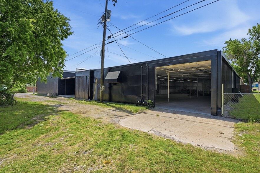 More Photos Of 613 S Armstrong Ave, Denison Warehouse For Sale