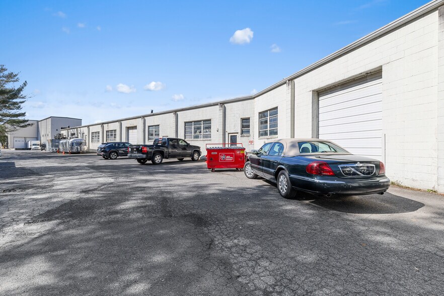 More Photos Of 55 Poplar St, Stamford Light Distribution For Sale