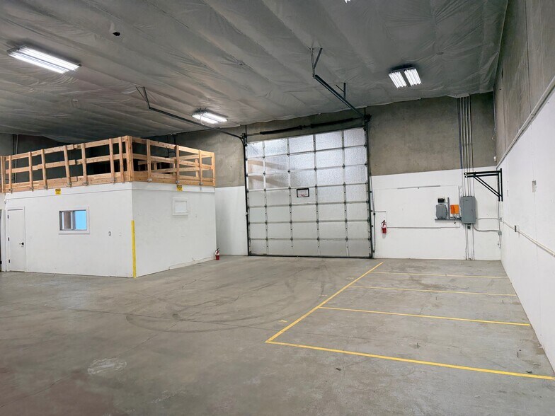 More Photos Of 1150 NW 5th Pl, Canby Flex For Lease