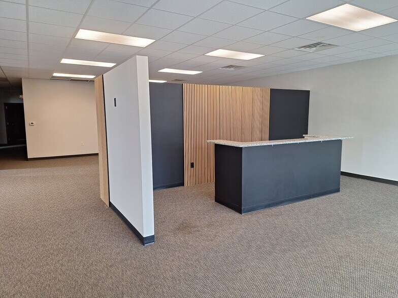 More Photos Of 1800 W Mason St, Green Bay Office For Lease
