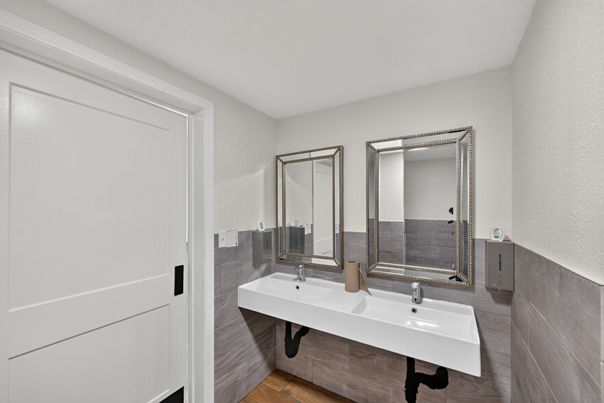 More Photos Of 1300-1340 Broadway Ave, Atwater Storefront For Lease