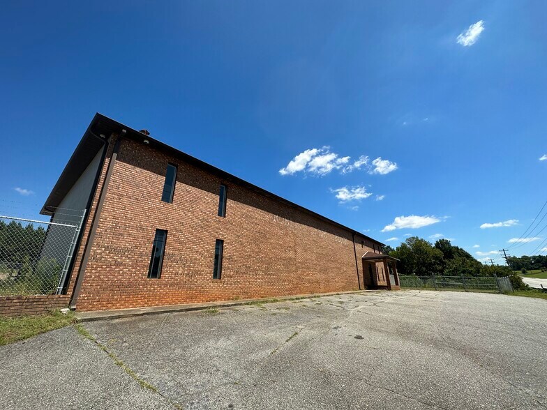 More Photos Of 354 Hyatt St, Gaffney Distribution For Lease