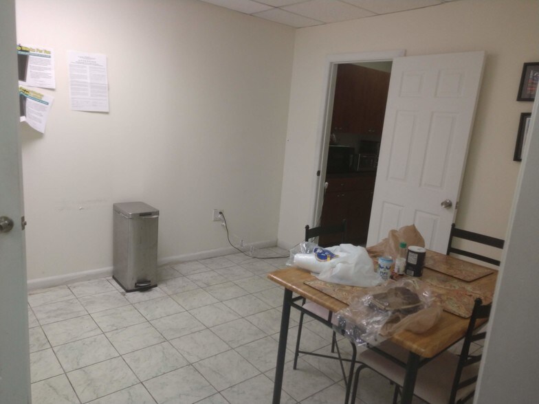 More Photos Of 3011-3015 Greene St, Hollywood Showroom For Lease