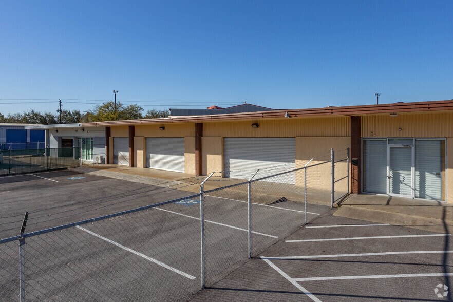 Primary Photo Of 10510-10520 Mango St, Houston Freestanding For Lease