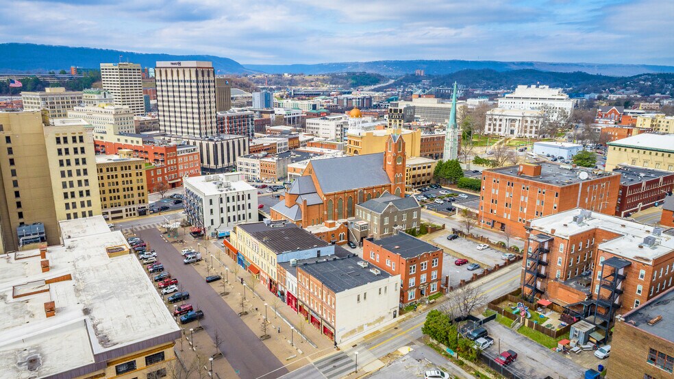 More Photos Of 19 Patten Pky, Chattanooga Storefront For Lease