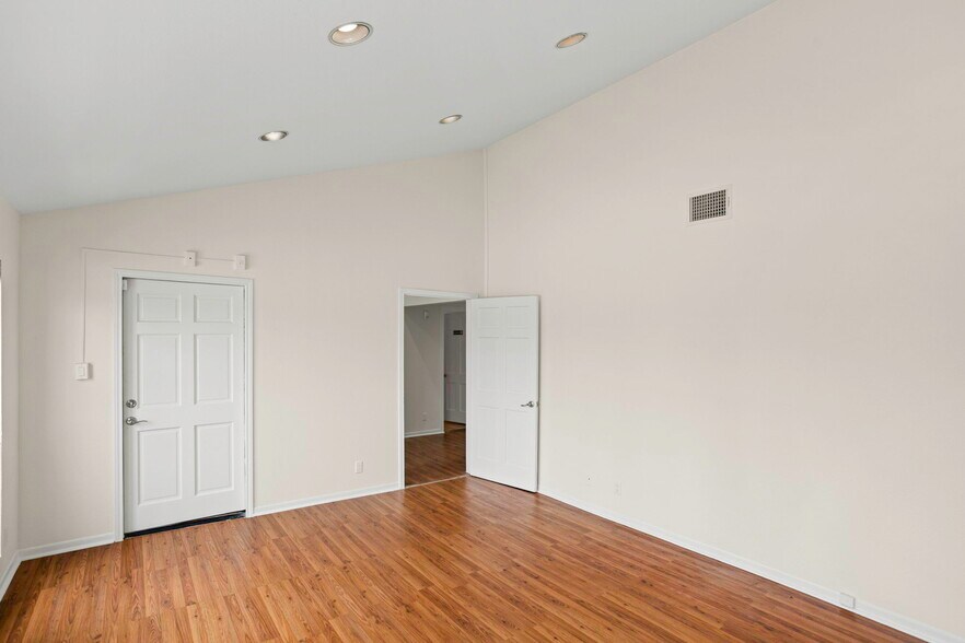 More Photos Of 5600 San Pedro Ave, San Antonio Office Residential For Sale