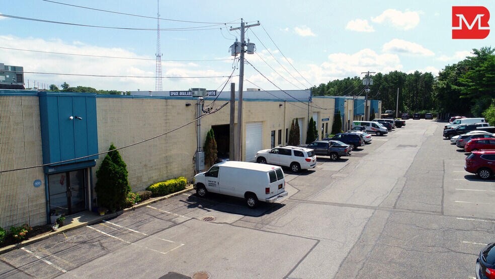 More Photos Of 160-184 Express Dr S, Brentwood Warehouse For Lease