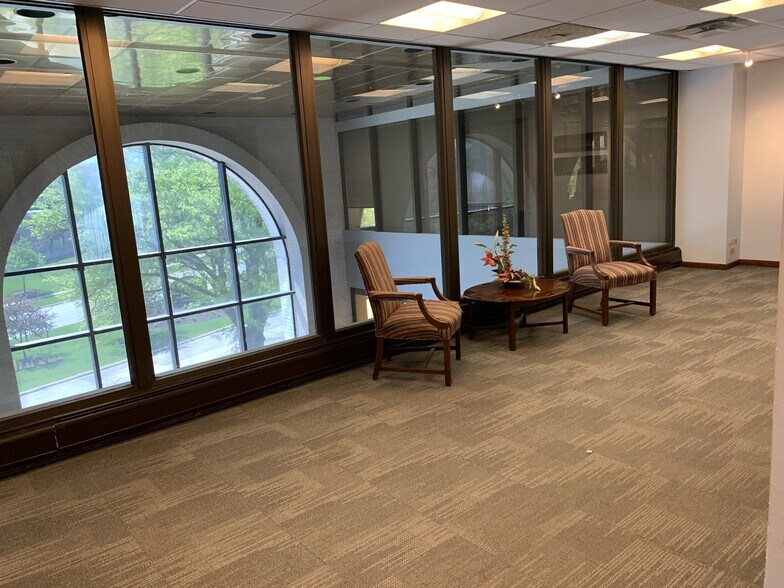 More Photos Of 2100 Clearwater Dr, Oak Brook Medical For Lease