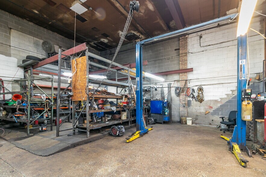 More Photos Of 1825 S 17th Ave, Broadview General Retail For Sale