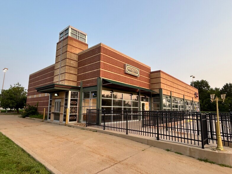 More Photos Of 7827 Town Square Ave, Dardenne General Retail For Sale