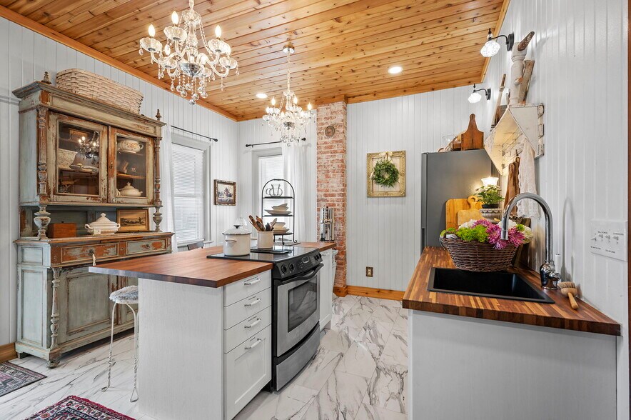 More Photos Of 610 W Washington St, Sandusky Specialty For Sale