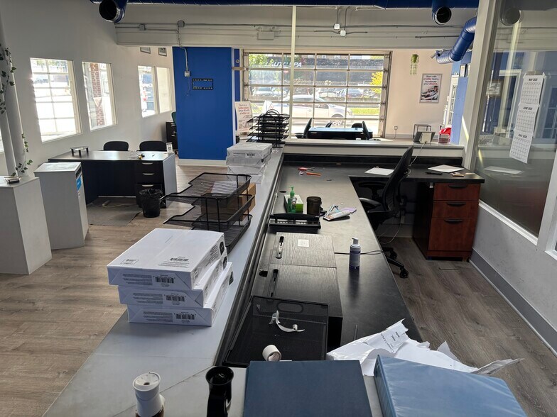 More Photos Of 3632-3652 N Cicero Ave, Chicago Showroom For Sale