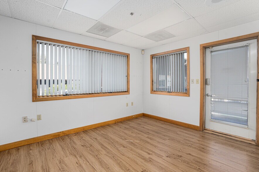 More Photos Of 24 Salt Pond Rd, Wakefield Medical For Sale
