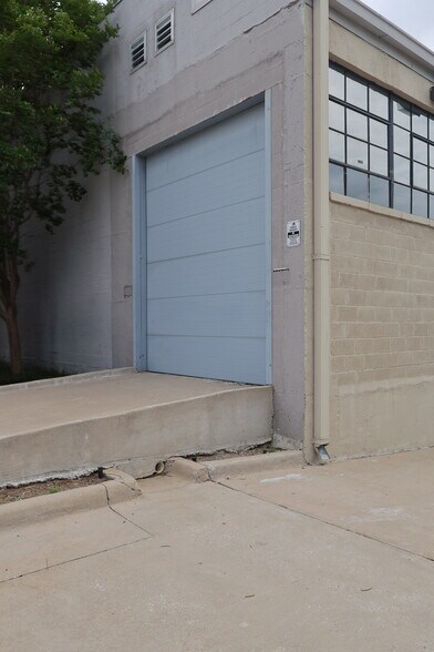 More Photos Of 2727 W Mockingbird Ln, Dallas Unknown For Lease