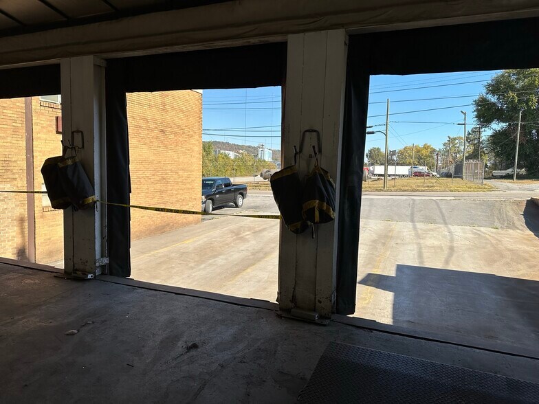 More Photos Of 2425 Burnside St, Knoxville Distribution For Sale