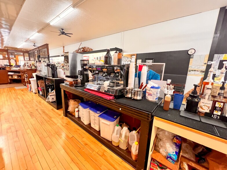 More Photos Of 201 N Main St, Elkader Flex For Sale