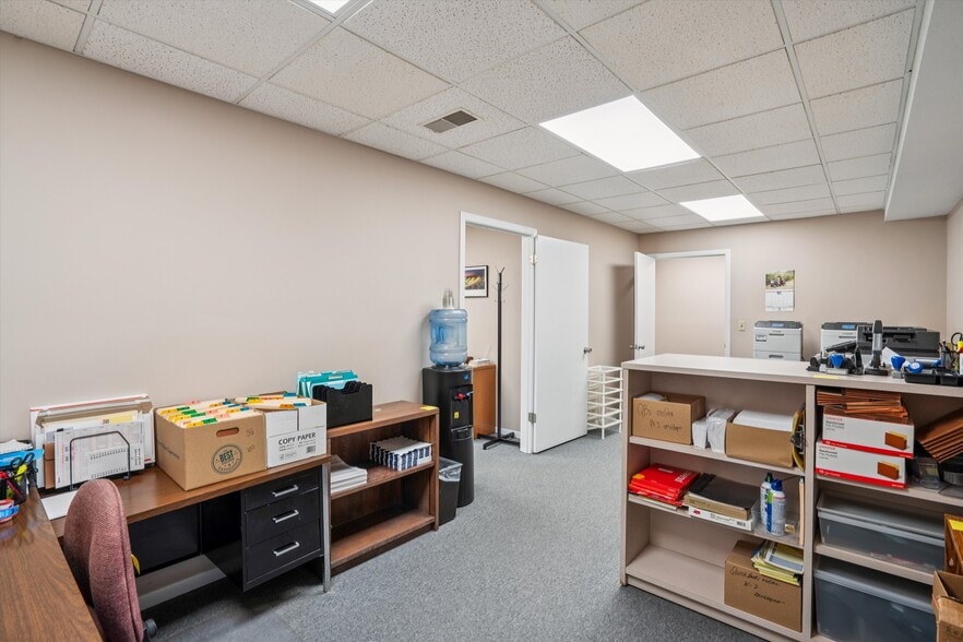 More Photos Of 2721 SW 30th St, Des Moines Office For Sale