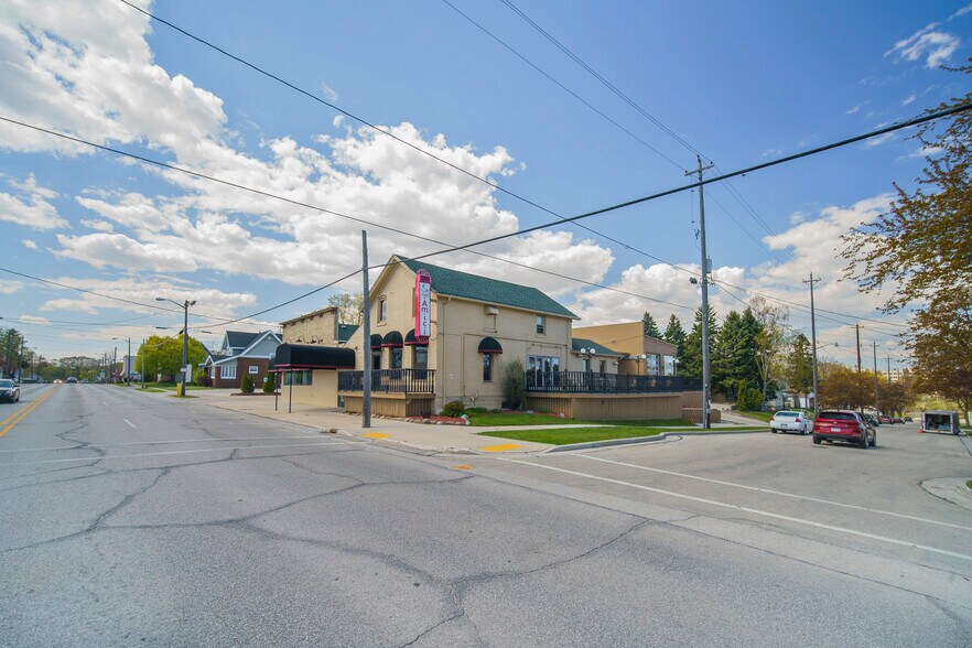 More Photos Of 2204 Washington St, Manitowoc General Retail For Sale