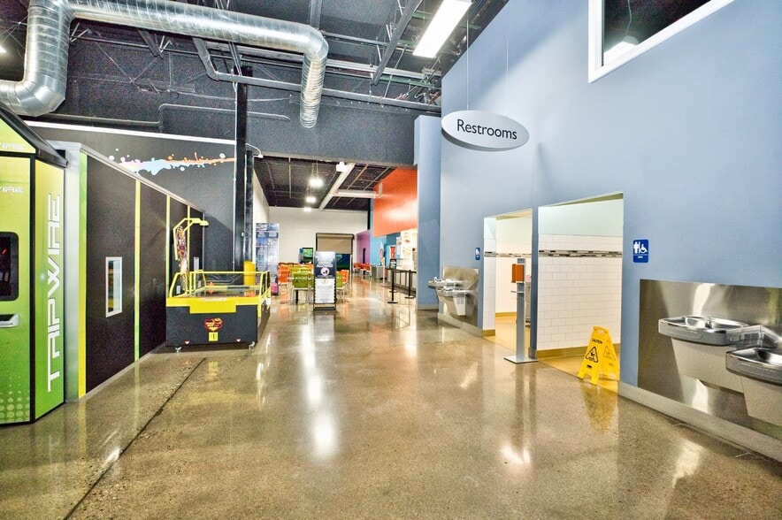 More Photos Of 7777-7847 N Caldwell Ave, Niles Manufacturing For Sale