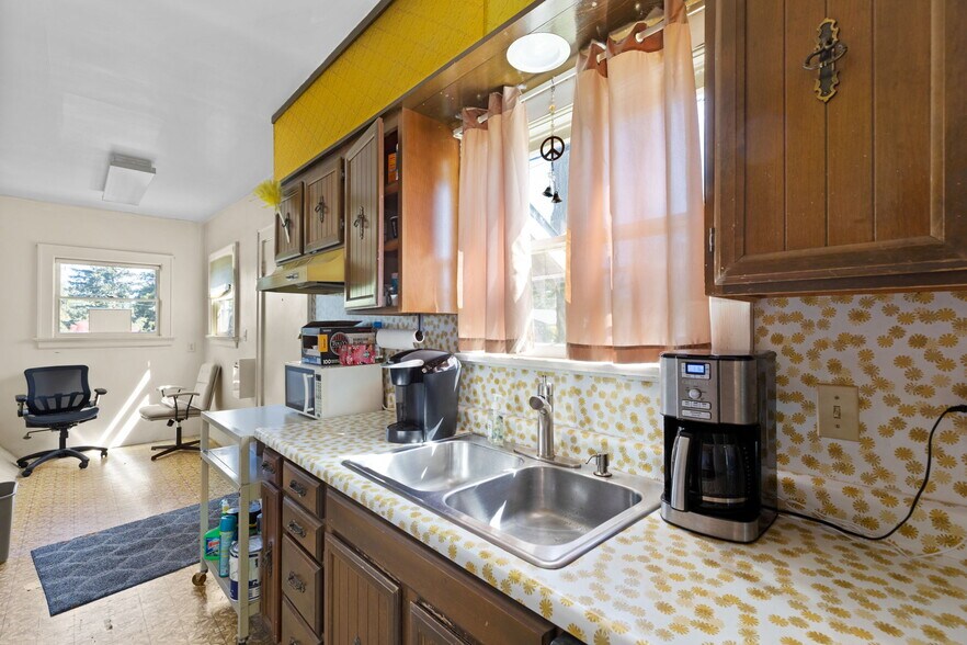 More Photos Of 16521 SE Powell St, Portland Loft Creative Space For Sale