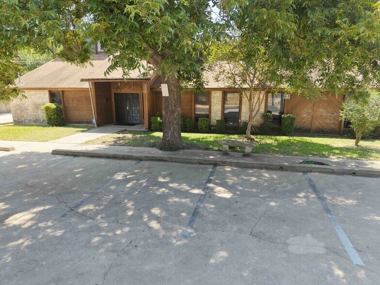 More Photos Of 1709 E Martin Luther King Jr Blvd, Austin Office For Sale
