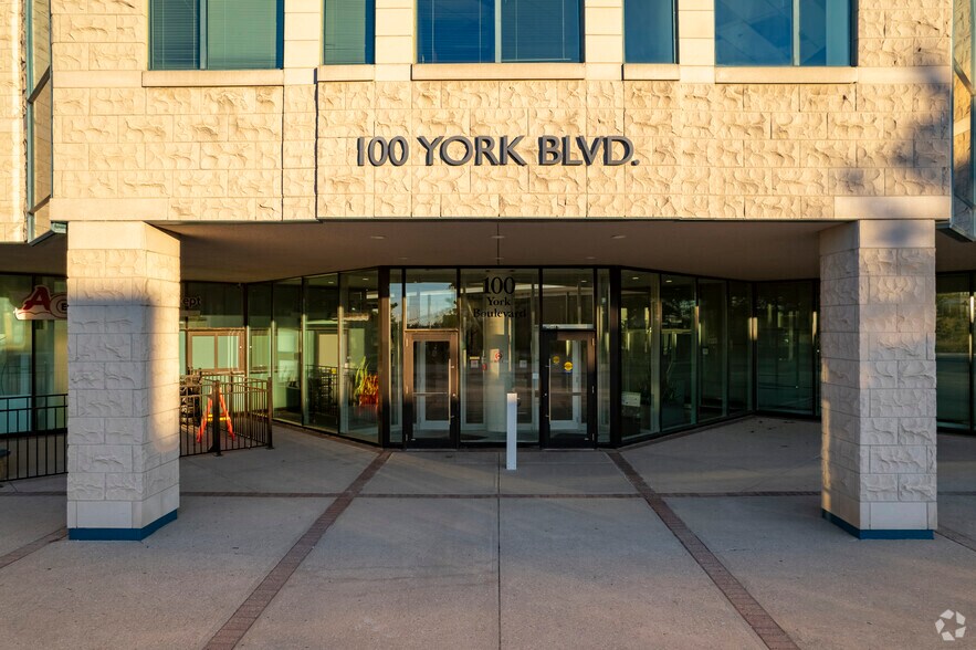 More Photos Of 100 York Blvd, Richmond Hill Medical For Lease
