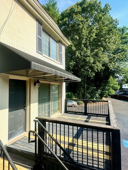 More Photos Of 4651 Roswell Rd NE, Atlanta Office Residential For Lease