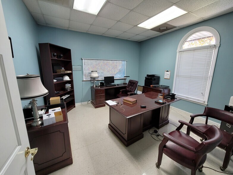 More Photos Of 148 Industrial Park Dr, Rockingham Warehouse For Sale