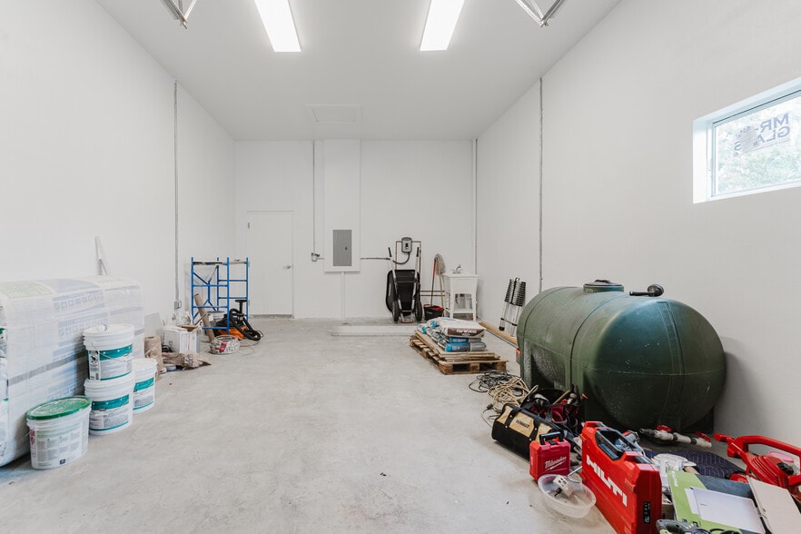 More Photos Of 654 NW 22nd Rd, Fort Lauderdale Light Distribution For Sale