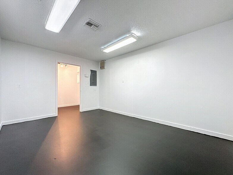 More Photos Of 2017 W Main St, Leesburg Office For Lease