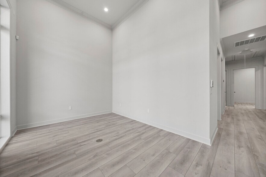 More Photos Of 1325 Main St, Katy Medical For Lease