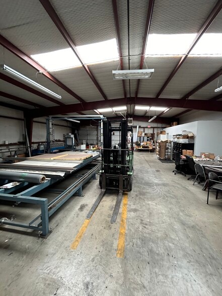 More Photos Of 440 N Broadway St, Joshua Manufacturing For Lease