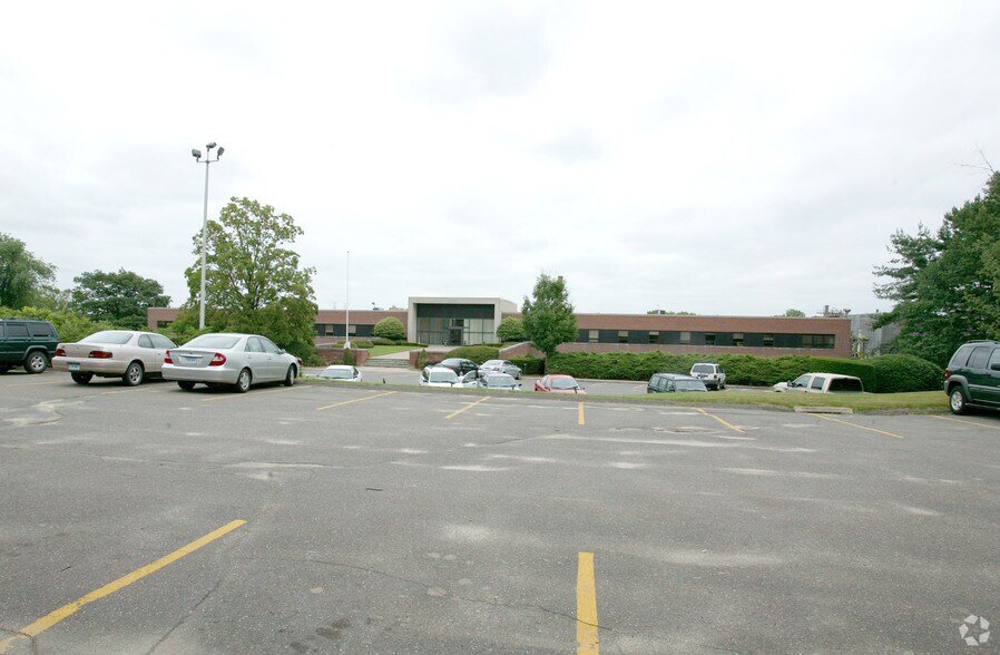 More Photos Of 92 Deerfield Rd, Windsor Unknown For Lease