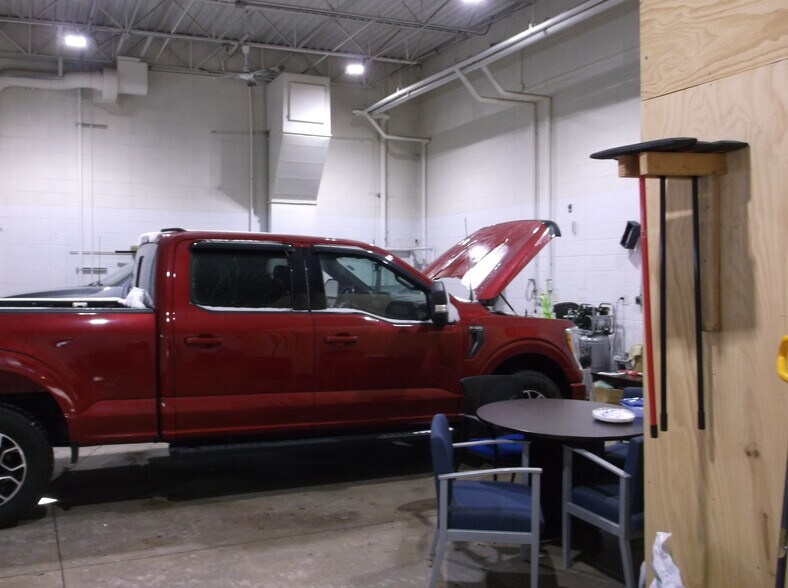 More Photos Of 500 S Green Bay Rd, Neenah Auto Dealership For Sale