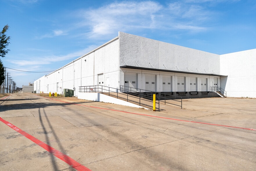 More Photos Of 4404 S Beltwood Pky, Dallas Warehouse For Lease