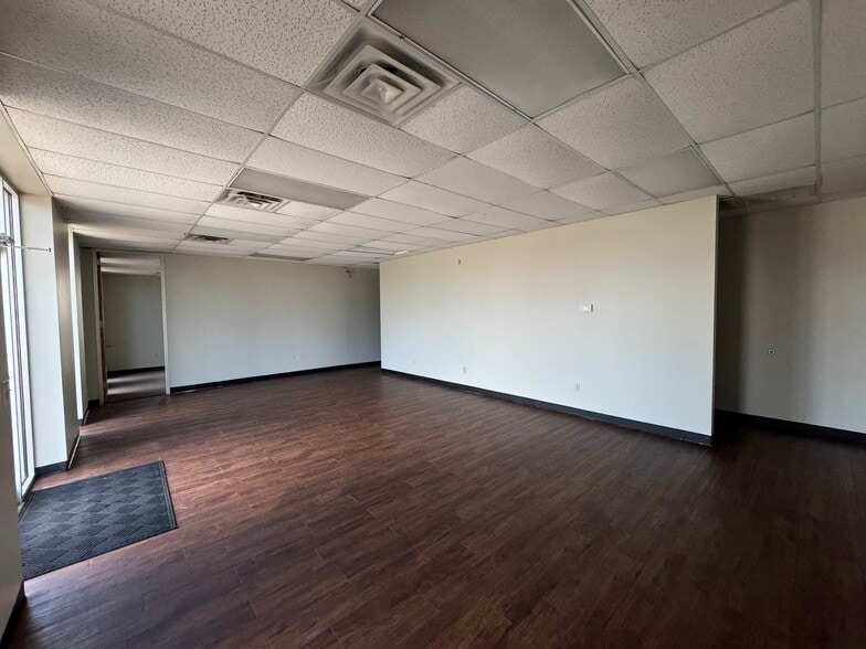 More Photos Of 13610 Rankin Cir E, Houston Warehouse For Lease