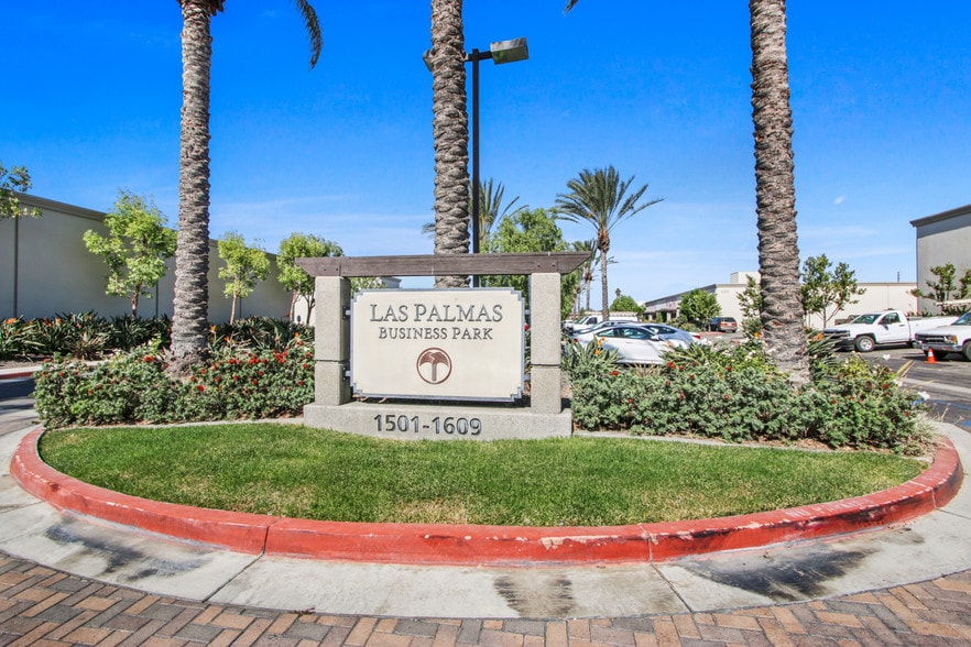 More Photos Of 1537 E McFadden Ave, Santa Ana Manufacturing For Lease