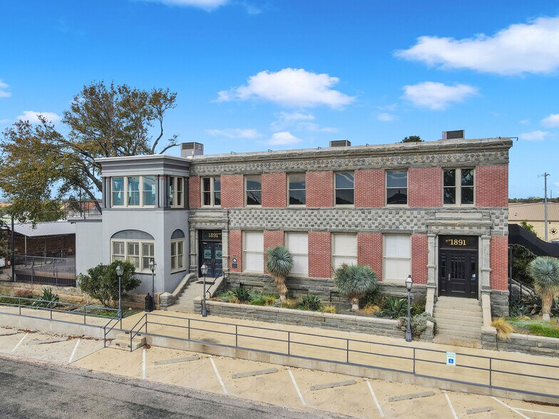 More Photos Of 601 Bessemer Ave, Llano Restaurant For Sale