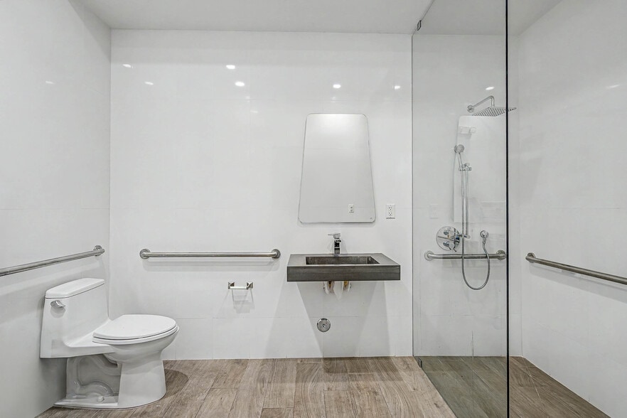 More Photos Of 6030 NW 102nd Ave, Doral Showroom For Sale