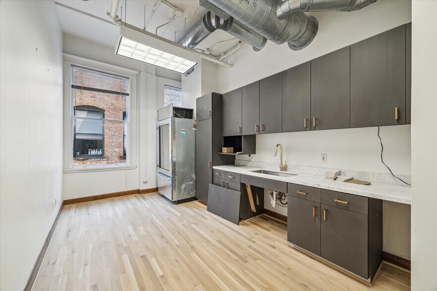 More Photos Of 917 Franklin St, Houston Office For Lease