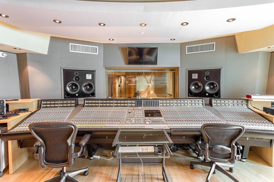 More Photos Of 5020 Biscayne Blvd, Miami Movie Radio TVStudio For Sale