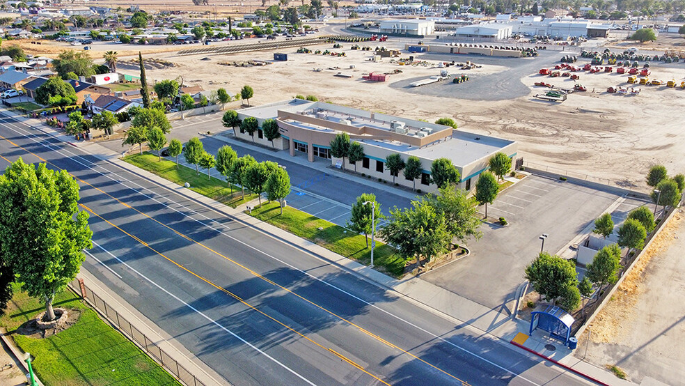 Primary Photo Of 325 S Lexington St, Delano Office For Sale