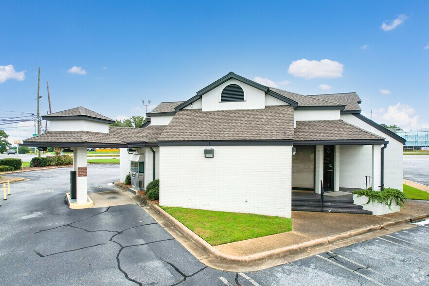 More Photos Of 5385 Veterans Pky, Columbus Freestanding For Lease