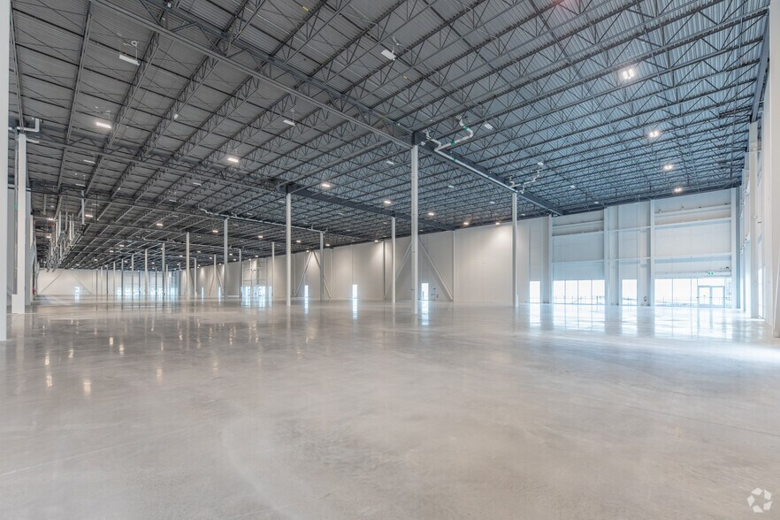 More Photos Of 112 E Beaver Creek Rd, Richmond Hill Warehouse For Lease