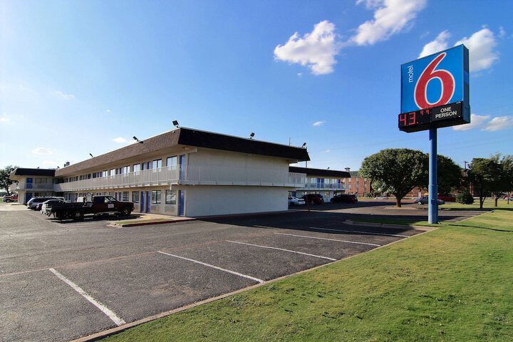 More Photos Of 909 66th St, Lubbock Hotel For Sale